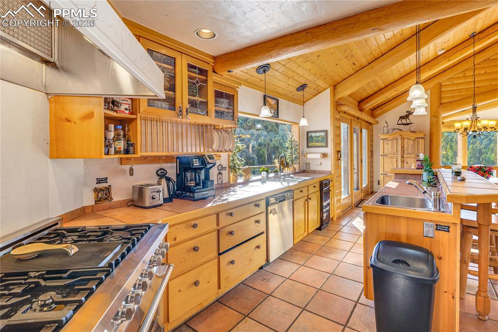 Image 14 of 50: Kitchen