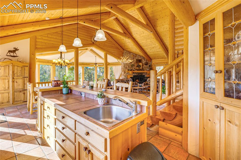 Image 15 of 50: Kitchen