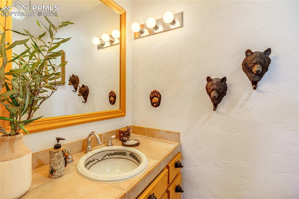 Image 16 of 50: Bathroom