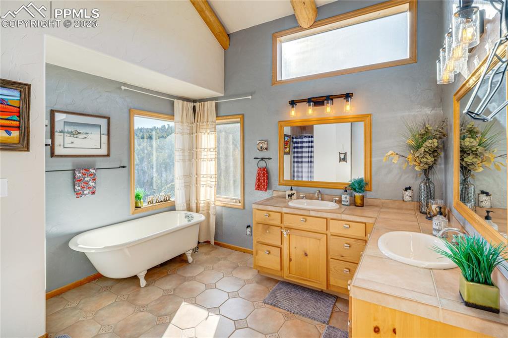 Image 25 of 50: Bathroom