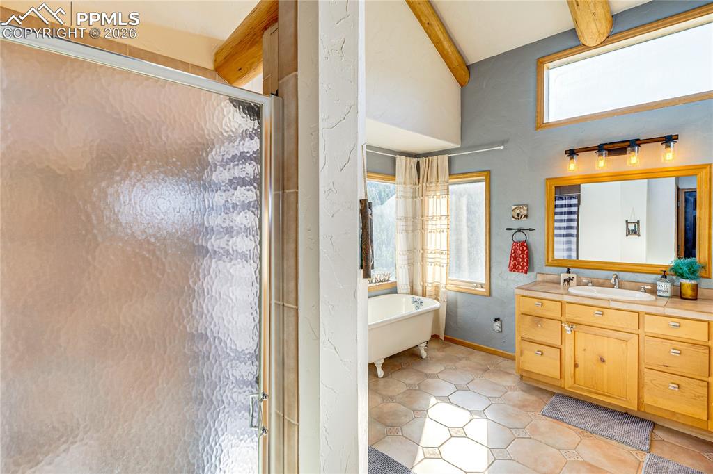 Image 27 of 50: Bathroom