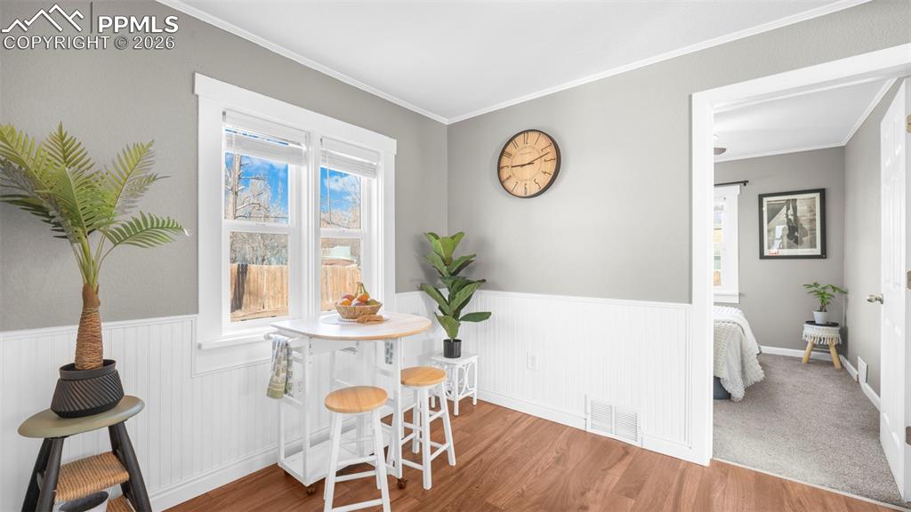 Image 10 of 32: Dining Area