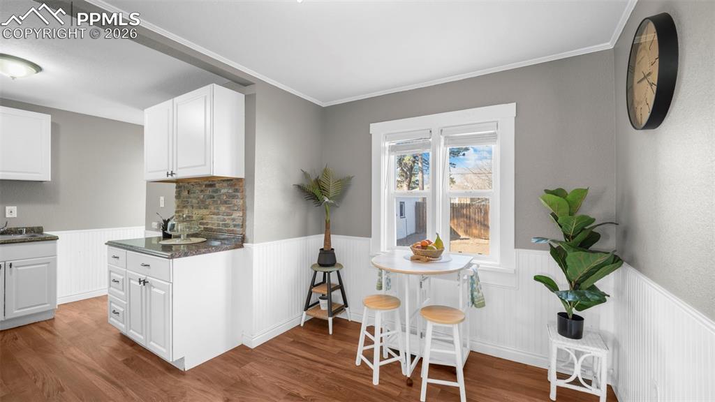 Image 11 of 32: Kitchen