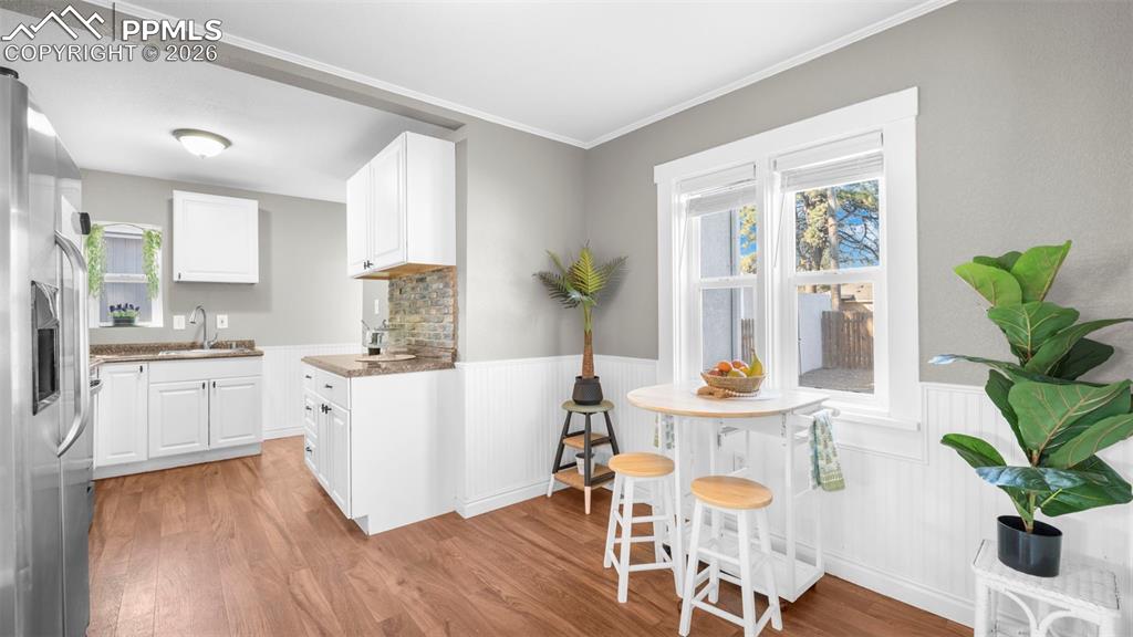 Image 12 of 32: Kitchen