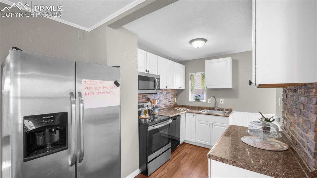 Image 13 of 32: Kitchen