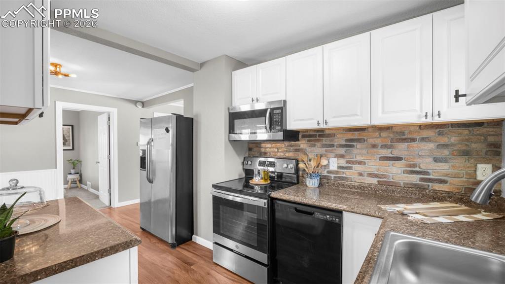 Image 15 of 32: Kitchen