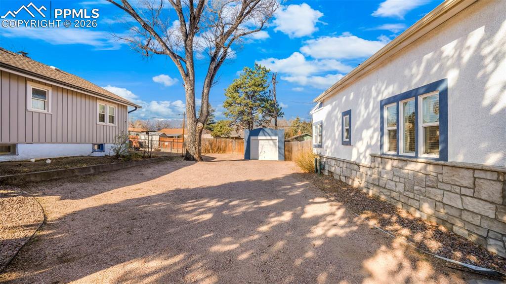 Image 22 of 32: Yard