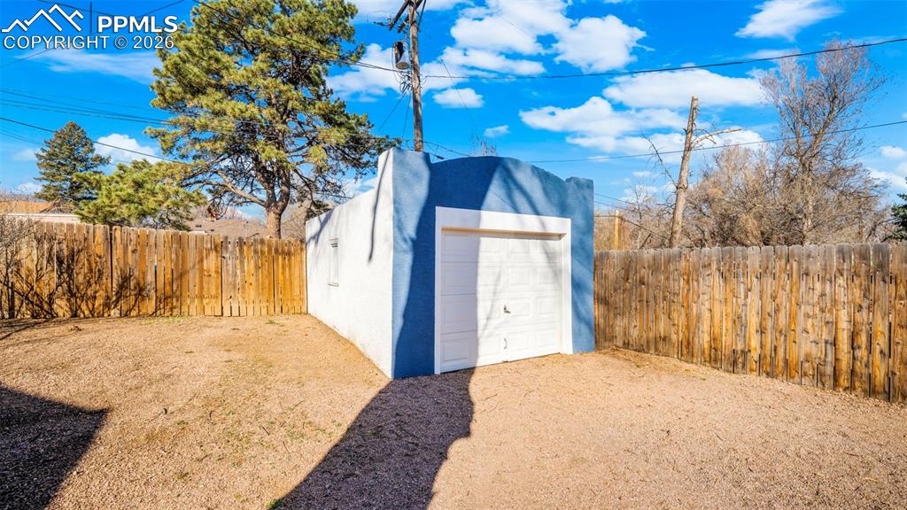 Image 24 of 32: Garage