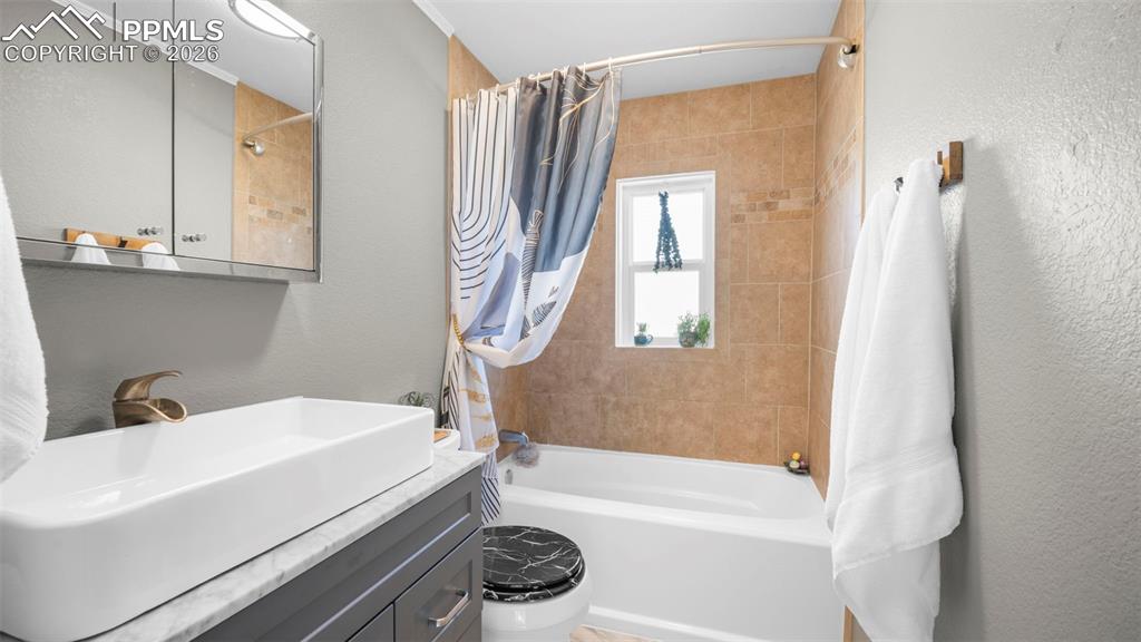 Image 7 of 32: Bathroom