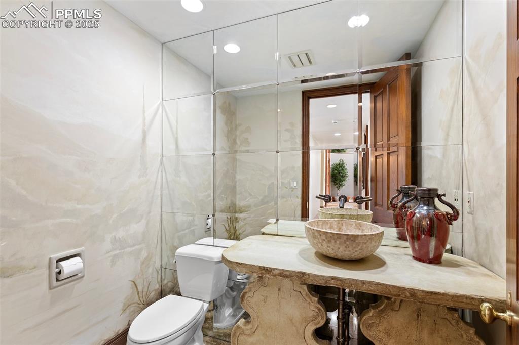 Image 10 of 50: Bathroom