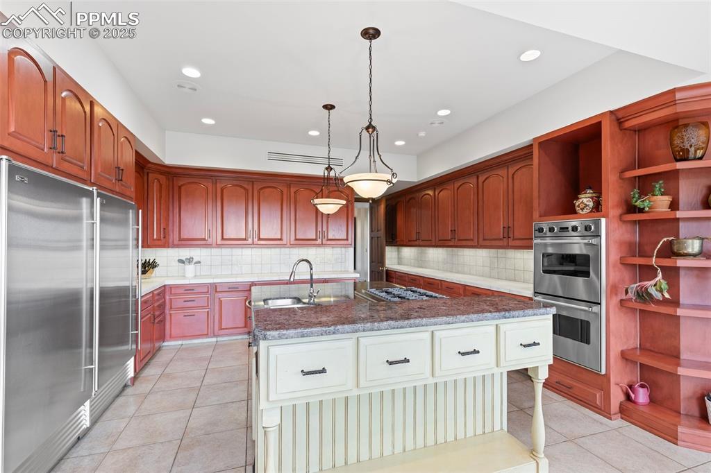 Image 14 of 50: Kitchen
