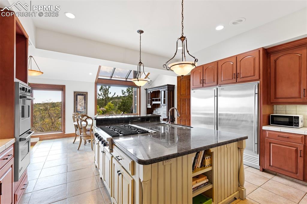 Image 15 of 50: Kitchen