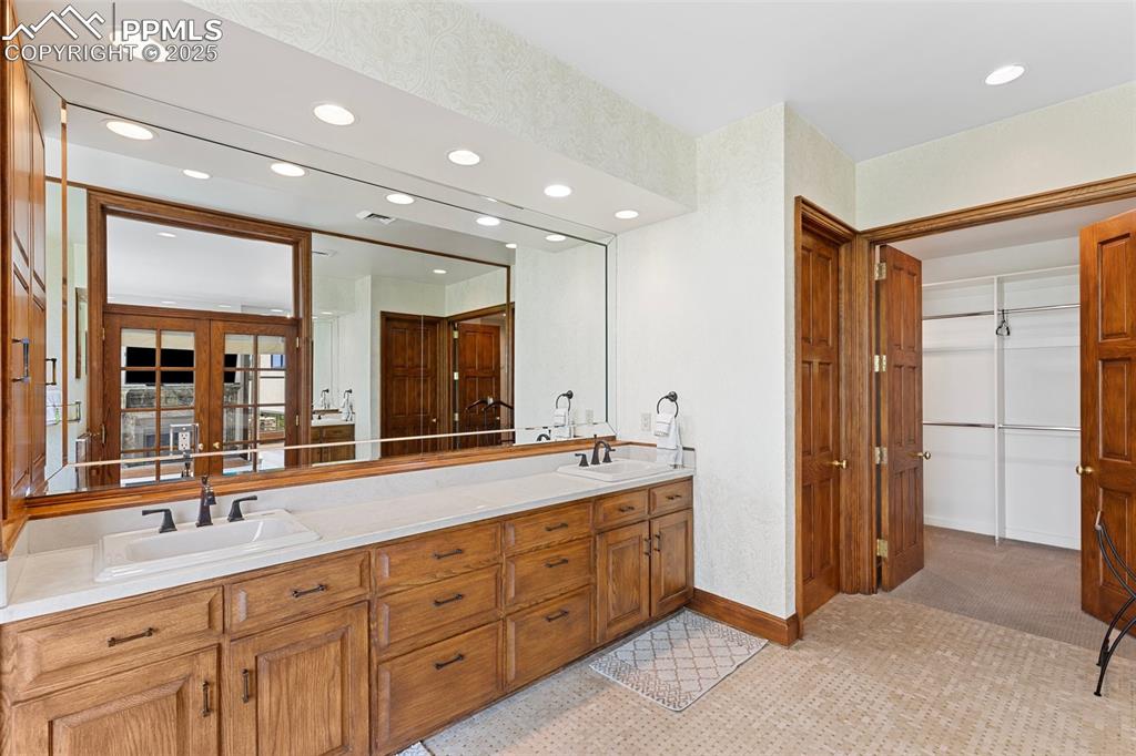 Image 18 of 50: Bathroom
