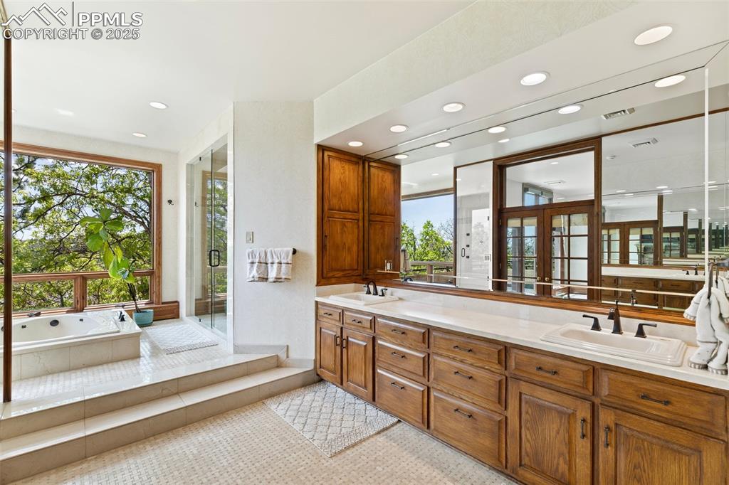 Image 19 of 50: Bathroom