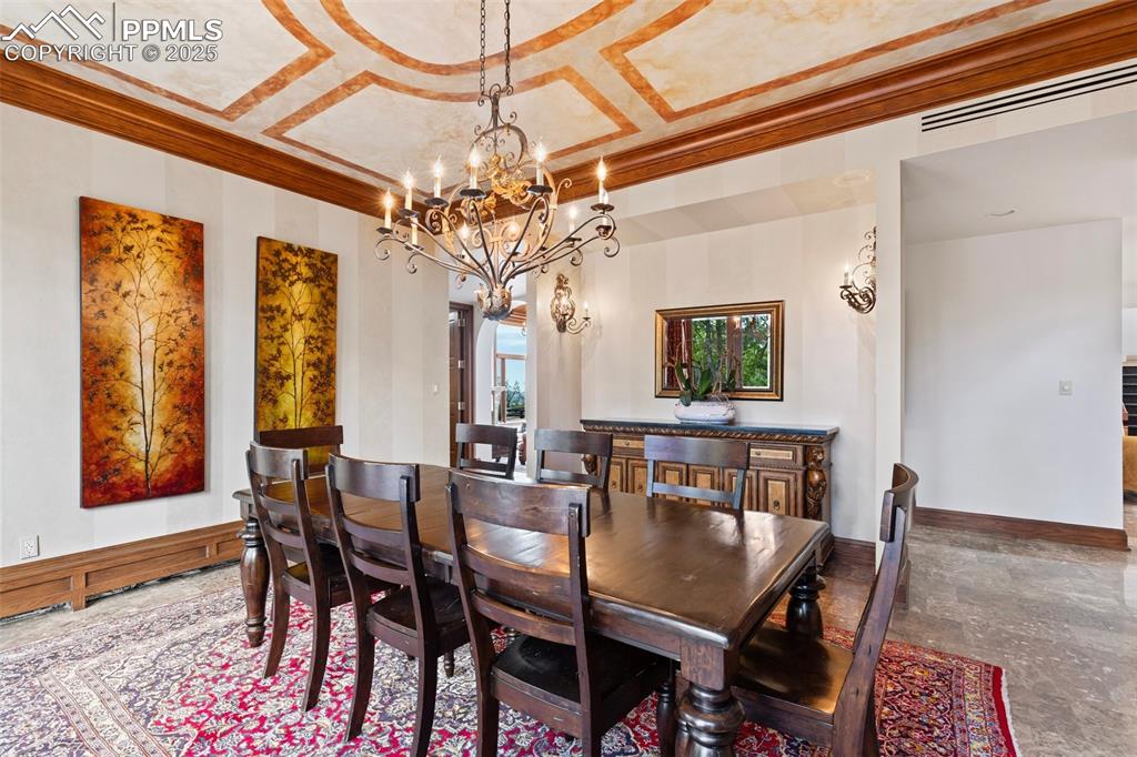 Image 7 of 50: Dining Area