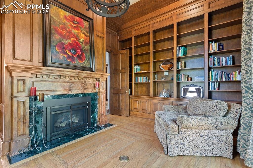 Image 8 of 50: Sitting Room