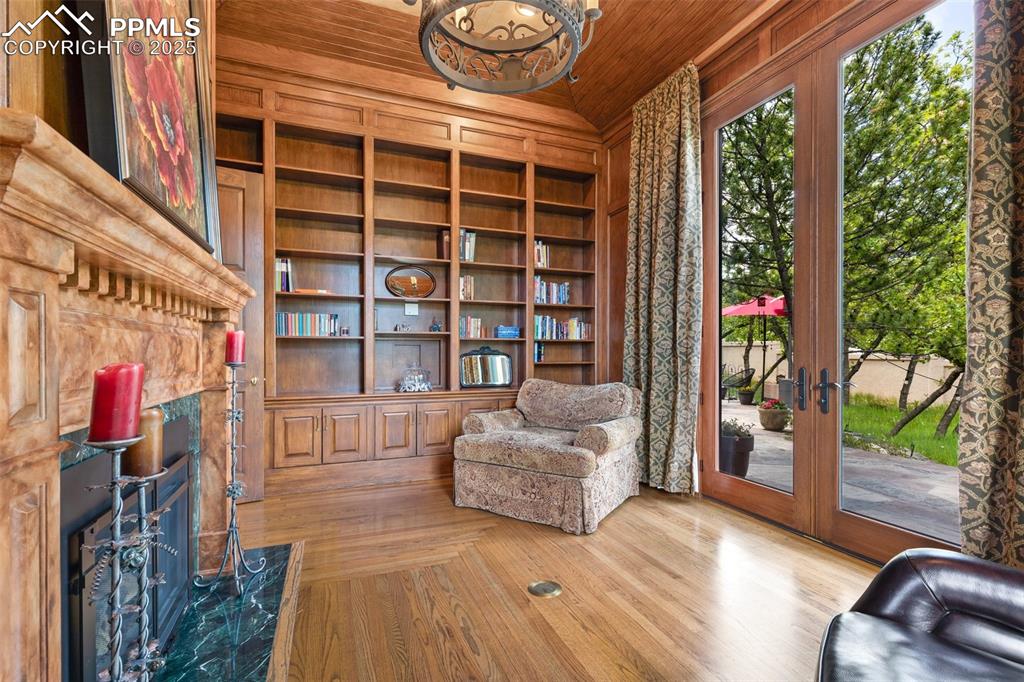 Image 9 of 50: Sitting Room