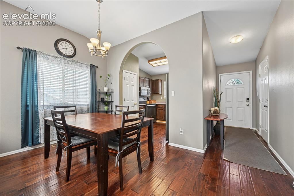 Image 10 of 33: Dining Area