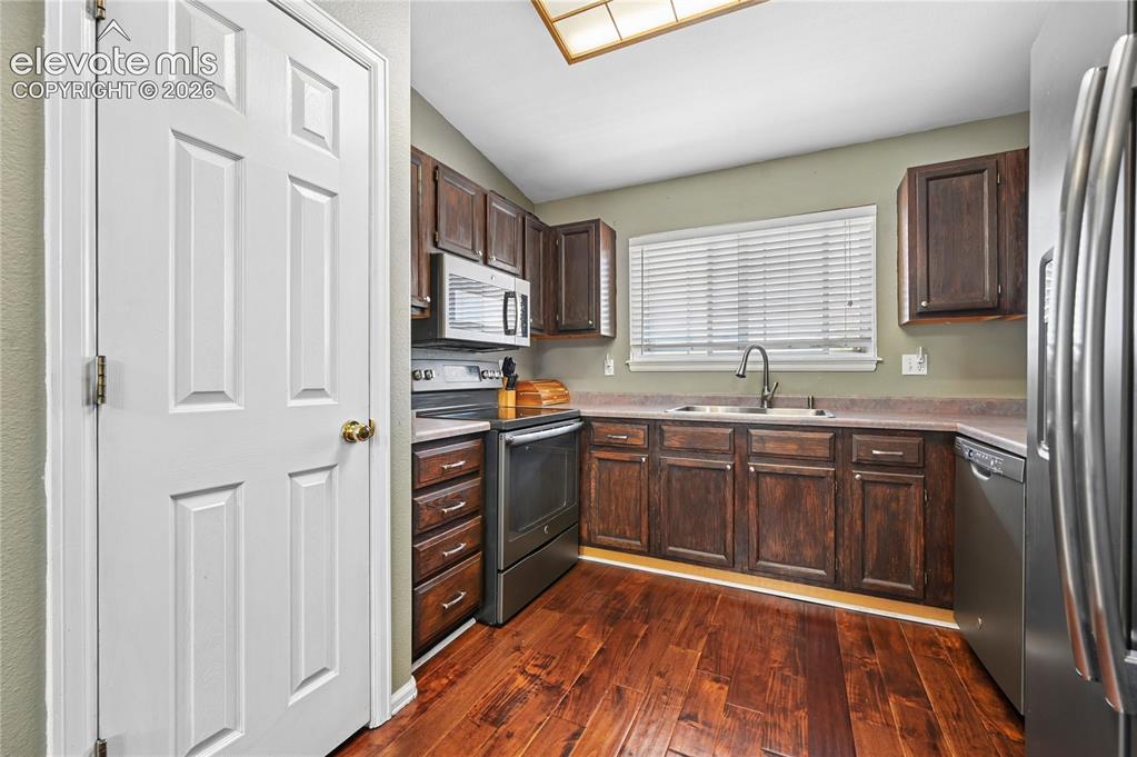 Image 11 of 33: Kitchen