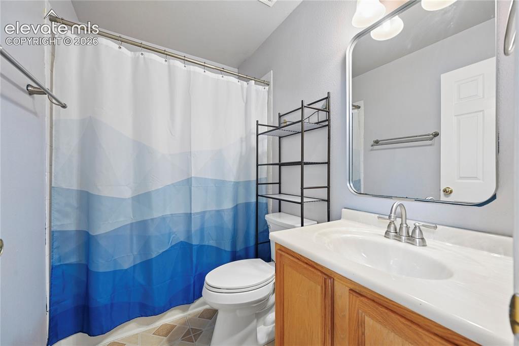 Image 17 of 33: Bathroom