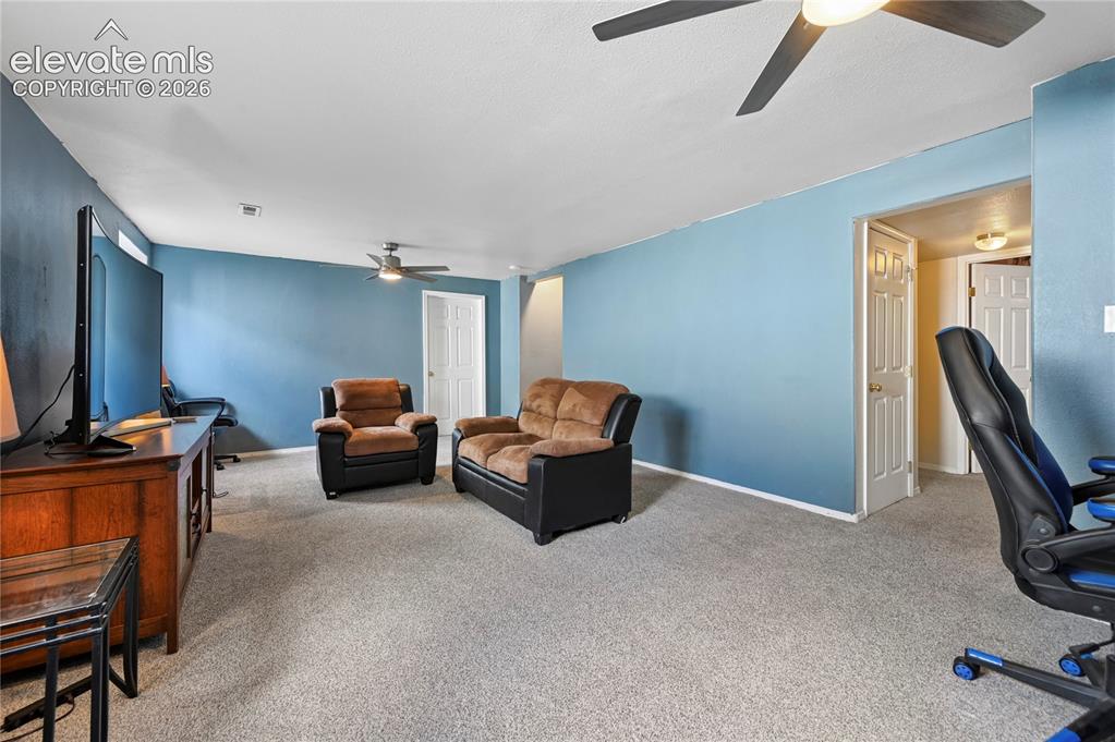 Image 22 of 33: Family Room