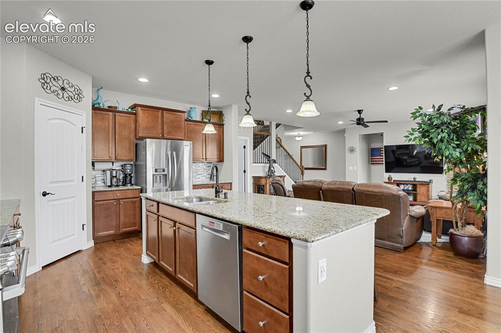 Image 10 of 50: Kitchen