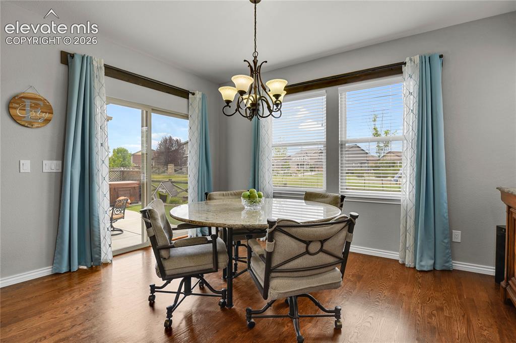 Image 13 of 50: Dining Area