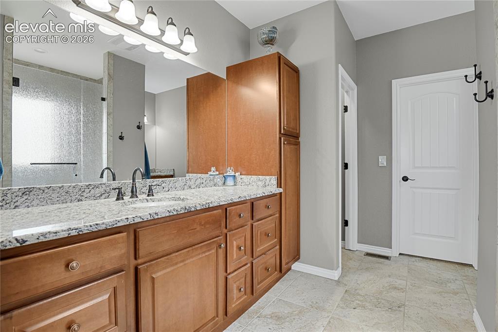 Image 16 of 50: Bathroom