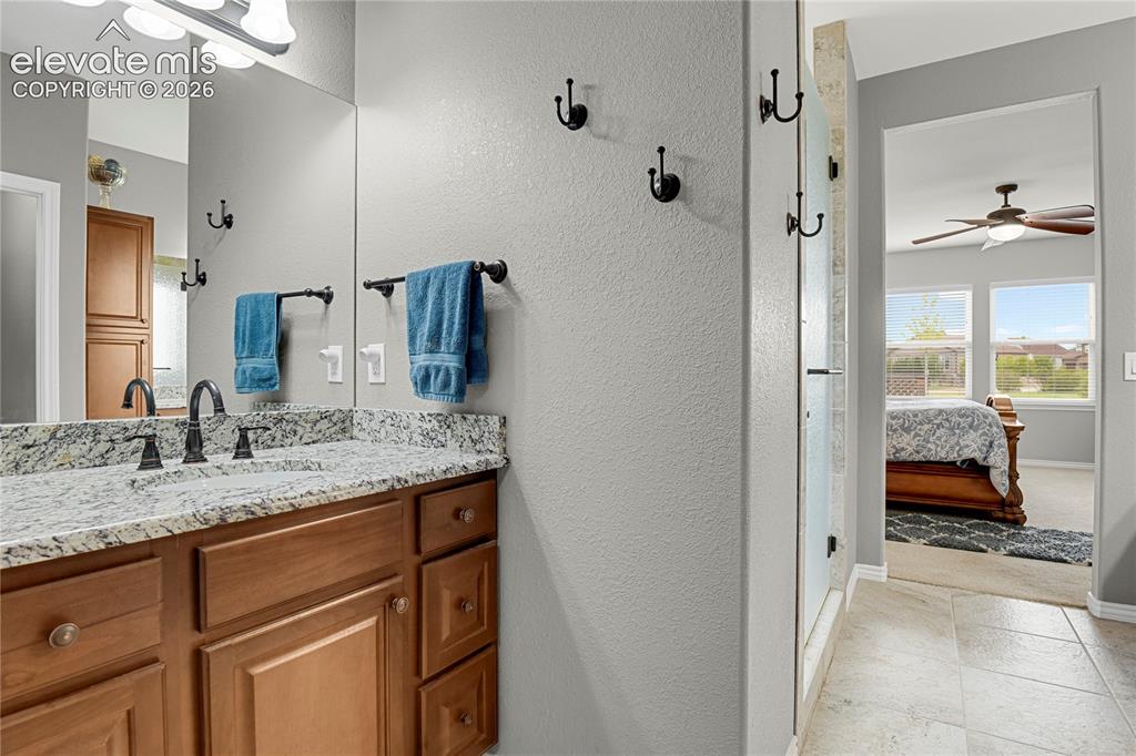 Image 18 of 50: Bathroom