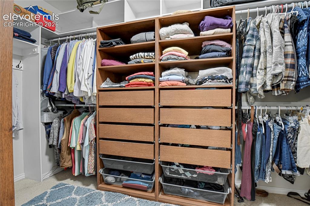Image 19 of 50: Closet
