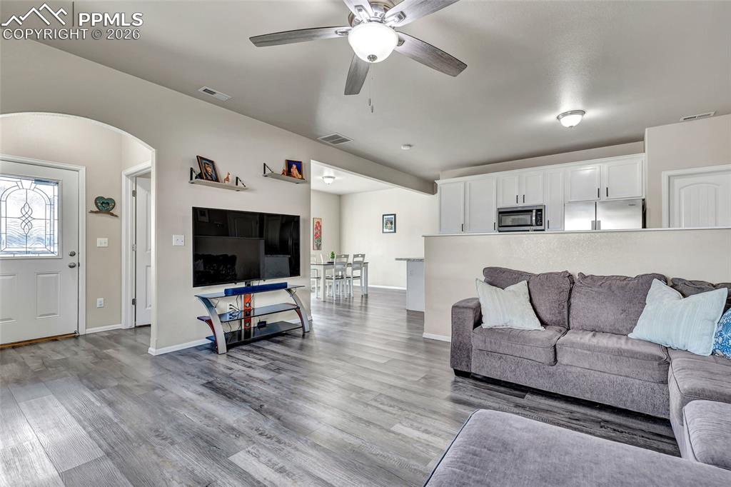 Image 4 of 38: Spacious Living Room