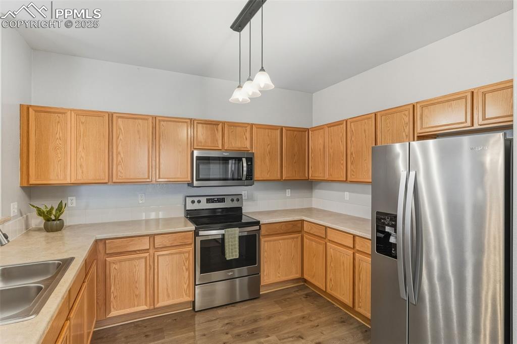 Image 10 of 30: Kitchen