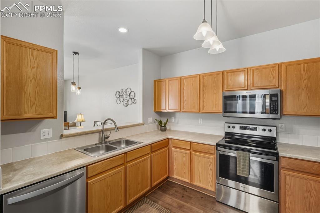 Image 11 of 30: Kitchen