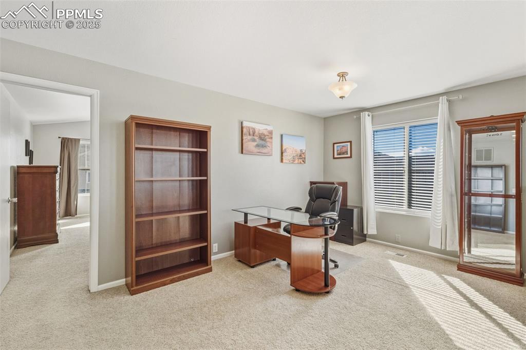 Image 16 of 30: Office