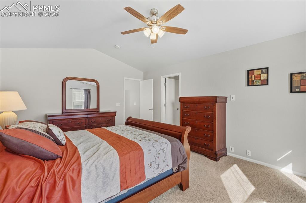 Image 18 of 30: Bedroom