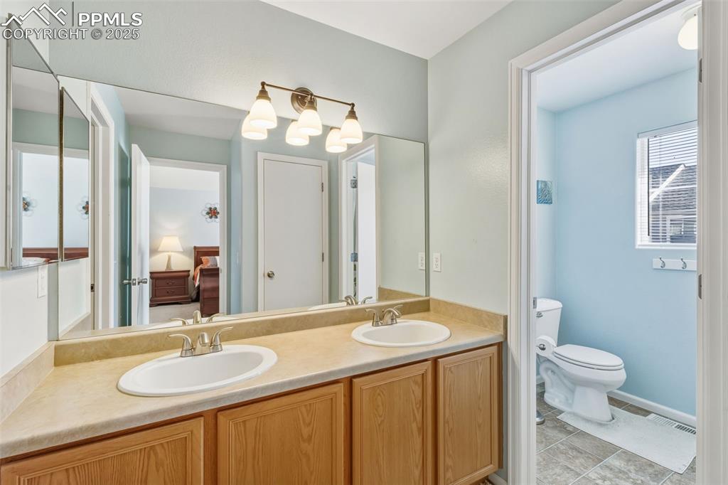 Image 19 of 30: Bathroom