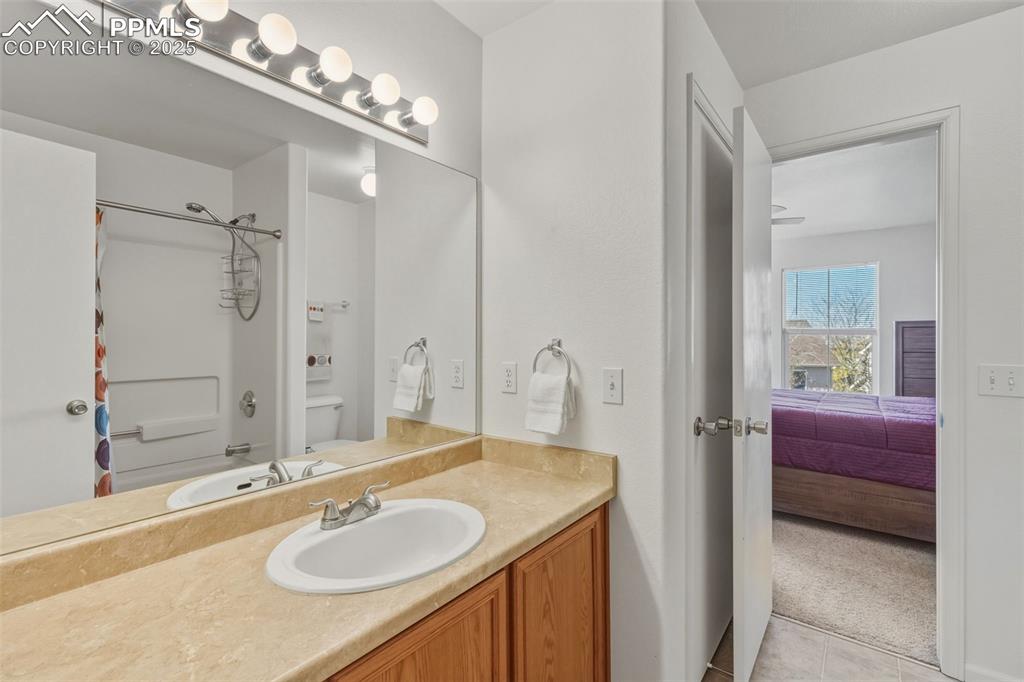 Image 23 of 30: Bathroom