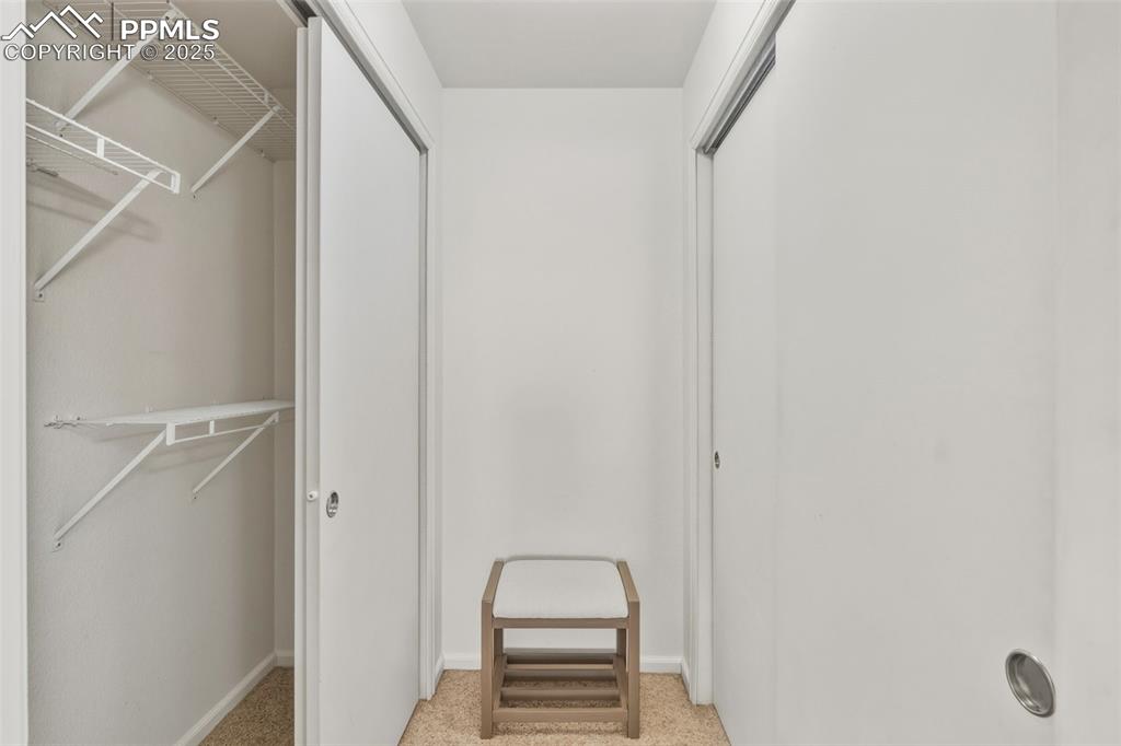 Image 25 of 30: Closet