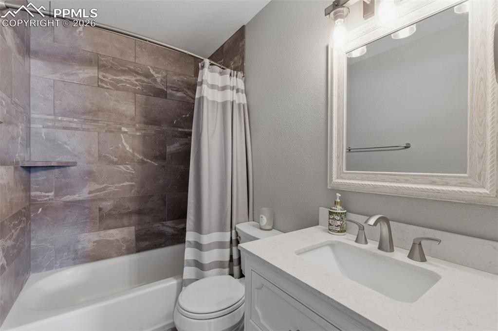 Image 20 of 37: Bathroom