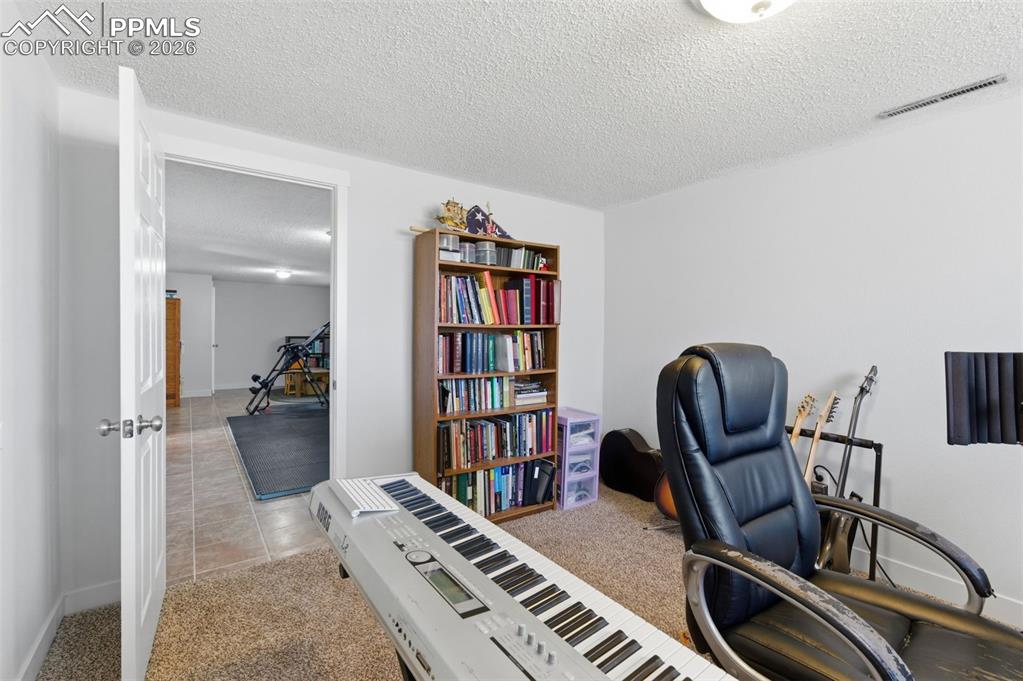 Image 25 of 37: Office