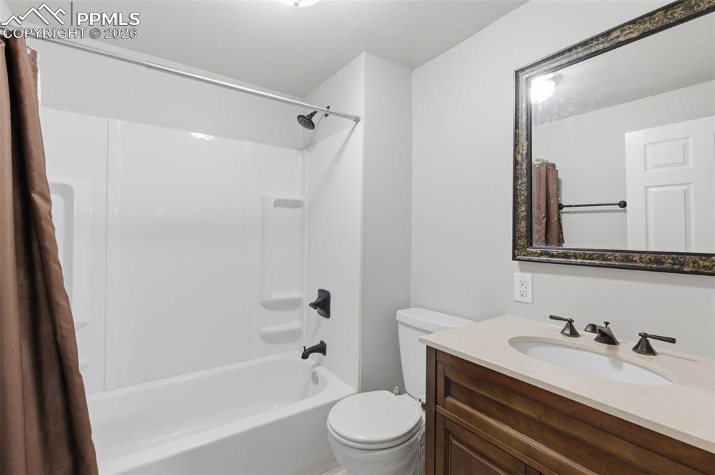 Image 26 of 37: Bathroom