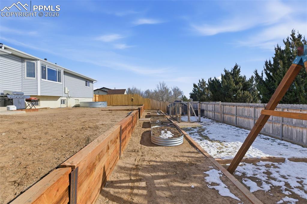 Image 34 of 37: Yard