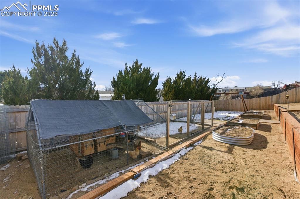 Image 35 of 37: Yard