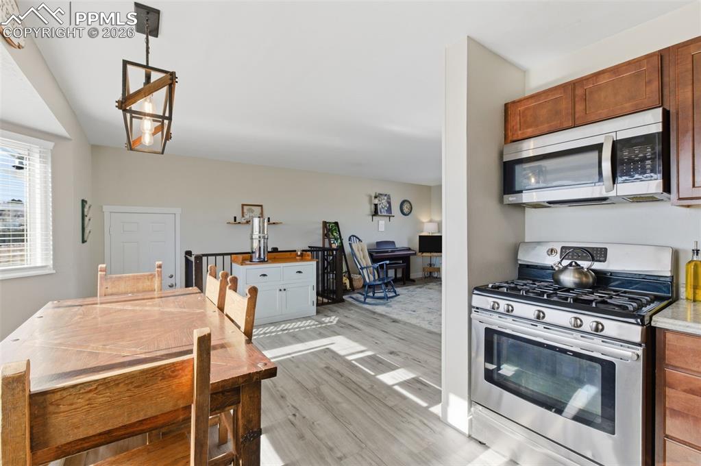 Image 9 of 37: Kitchen