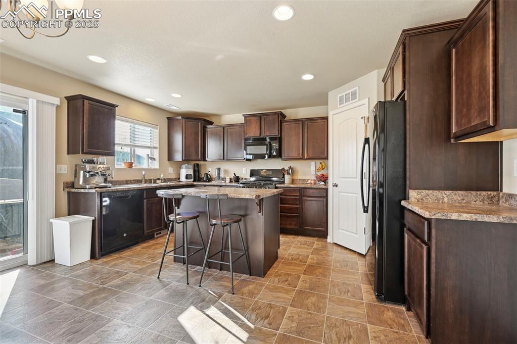 Image 12 of 31: Kitchen