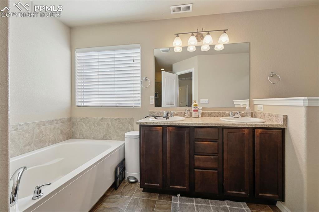 Image 15 of 31: Bathroom