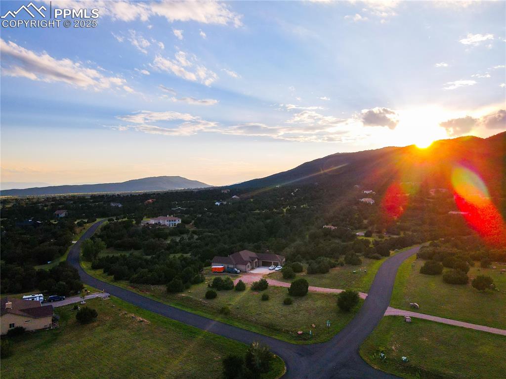 Image 10 of 17: Neighborhood