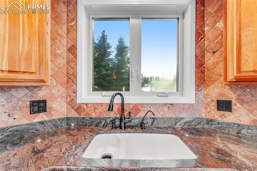 Image 10 of 50: Kitchen