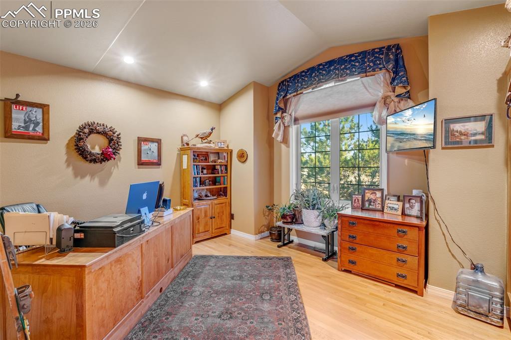 Image 20 of 50: Office