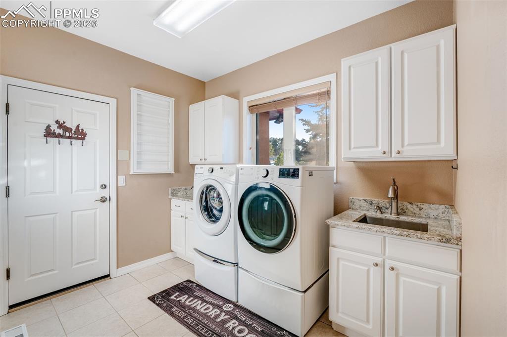 Image 22 of 50: Laundry